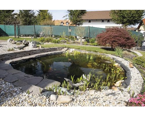 Zahradní jezírko s kamenným břehem a osázením