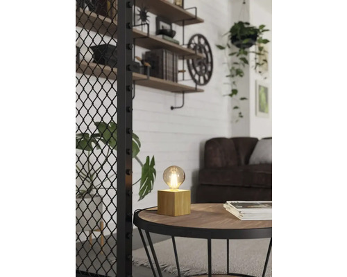 Dekorativní scéna se stolní lampou na odkládacím stolku