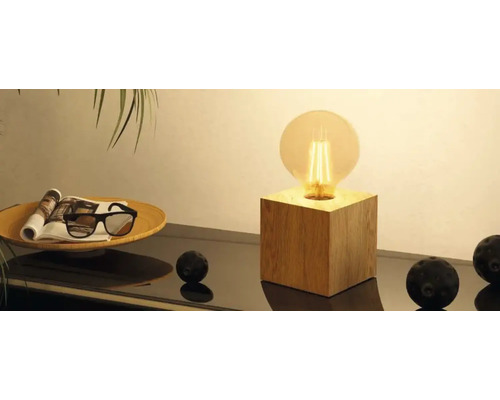 Dekorativní lampa s dřevěnou krychlovou základnou a kulatou žárovkou