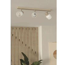 Stropní svítidlo se třemi bodovými světly v interiéru