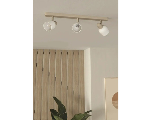Stropní svítidlo se třemi bodovými světly v interiéru