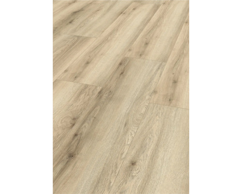 Detail světlé laminátové podlahy s dřevěnou strukturou