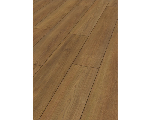 Položená laminátová podlaha s dřevěným vzhledem