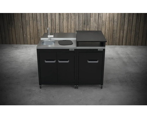 Venkovní kuchyně s dřezem, vodovodní baterií a skříňkami