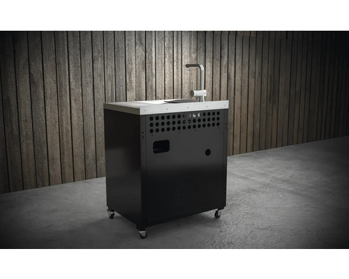 Černá grilovací skříňka s dřezem a vodovodní baterií