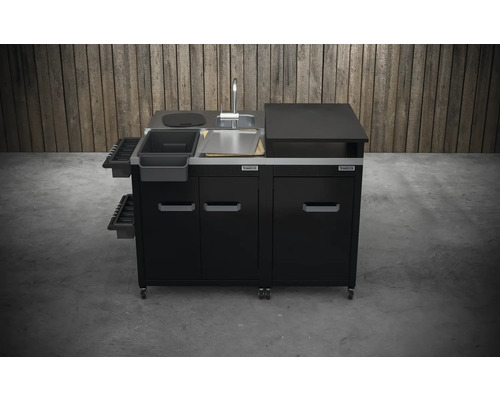 Venkovní kuchyně s dřezem, pracovní deskou a úložným prostorem