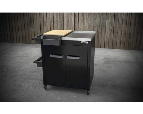 Grilovací vozík s prkénkem a skříňkami pro uložení grilovacího příslušenství.