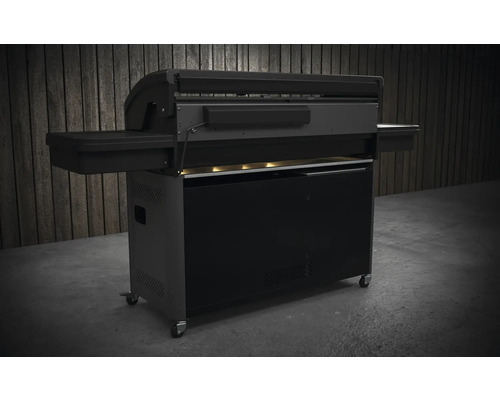 Černý gril s policemi a kolečky