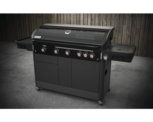 Černý plynový gril s několika hořáky, úložnými plochami a spodní skříňkou na kolečkách