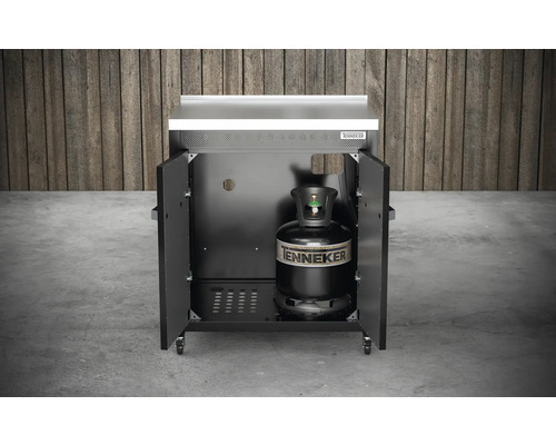 Plynový gril s otevřenými dvířky a plynovou lahví uvnitř