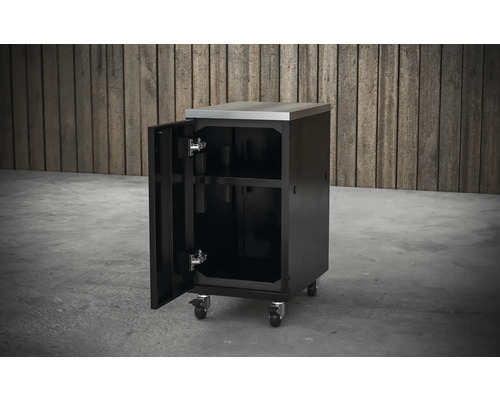 Skříňový vozík s nerezovou pracovní deskou a otevřenými dvířky.