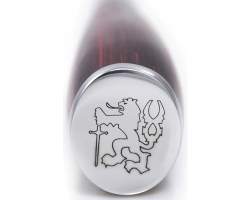 Detailní pohled na rukojeť nástroje s lví erbom