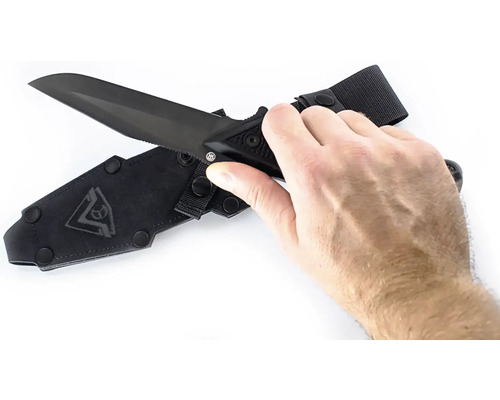 Černý nůž s pouzdrem a lidskou rukou