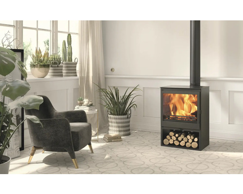 Obývací pokoj s kamny, křeslem a pokojovými rostlinami pro útulnou atmosféru