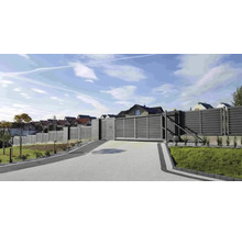 Vjezd s posuvnou bránou a plotem před obytnými domy