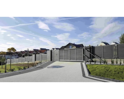 Vjezd s posuvnou bránou a plotem před obytnými domy