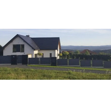 Dům s plotem z vodorovných prvků.