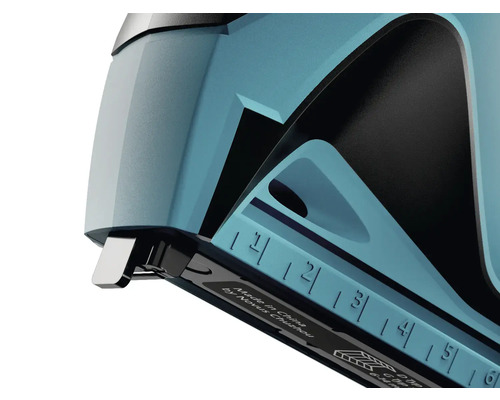 Detailní pohled na sešívačku s hloubkovým dorazem a metrickou stupnicí.