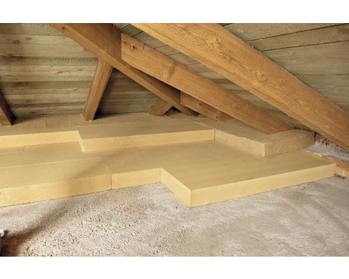 Půda s dřevěnými trámy a izolačními deskami