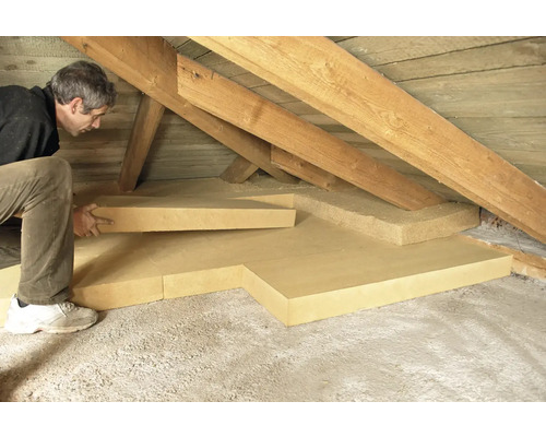 Izolace podkroví s deskami z minerální vlny mezi dřevěnými trámy