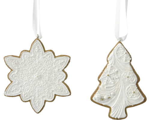Závěsná dekorace polyresin Dva perníkové přívěsky ve tvaru sněhové vločky a vánočního stromku s bílou dekorací a závěsnými stuhami.