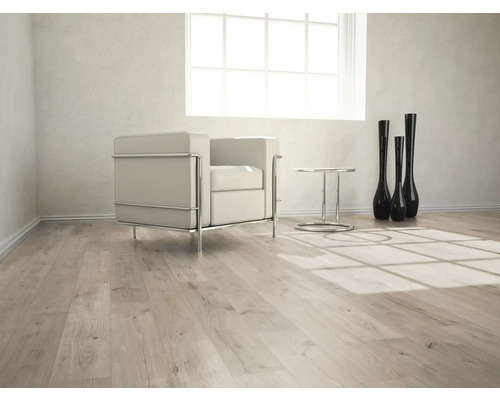 Světlá místnost s laminátovou podlahou, křeslem, stolem a dekorativními vázami.