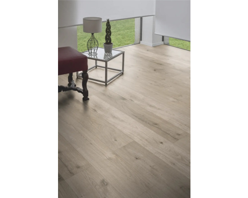 Světlá dřevěná podlaha v obývacím pokoji se stolem a židlí.