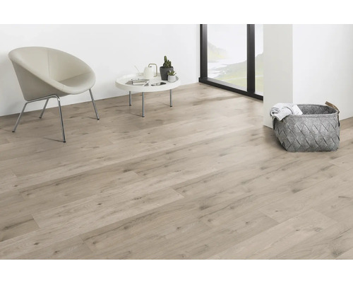 Světlá obývací místnost s laminátovou podlahou, židlí a košem