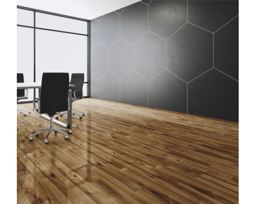 Konferenční místnost s dřevěnou podlahou, konferenčním stolem a kancelářskými židlemi