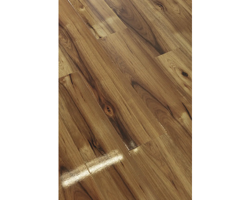 Detail laminátové podlahy s dřevěným vzhledem