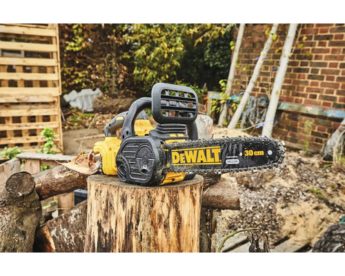 Řetězová pila DeWalt s 30centimetrovou lištou na pařezu