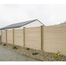 Dřevěný plot se sloupky na zahradě