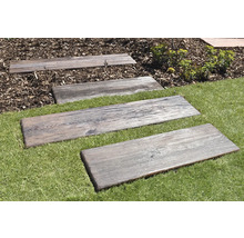 Dřevěné stupačky na trávníku v zahradě