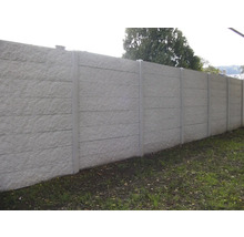 Betonový plot se strukturovaným povrchem na zahradě