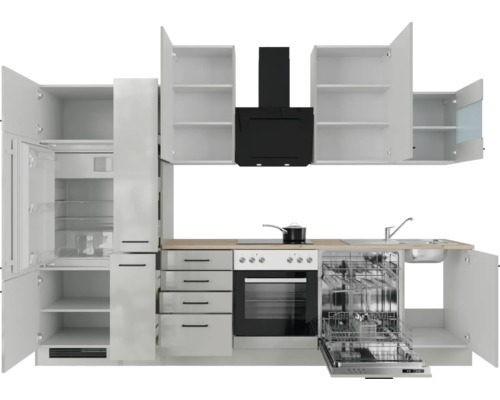 Moderní kuchyně s bílými skříňkami, černým odsavačem par a vestavnými spotřebiči