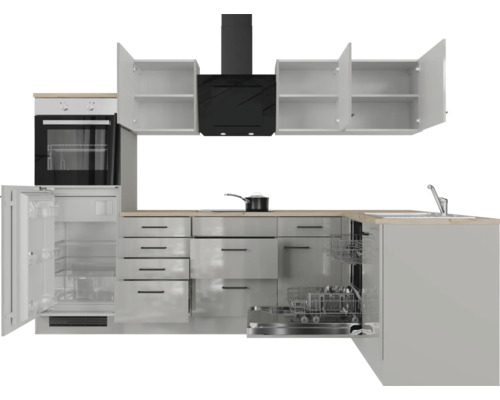 Kuchyňská linka se spotřebiči, dřezem, myčkou, lednicí, sporákem a odsavačem par.