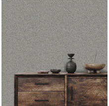 Design obývacího pokoje s vzorovanou tapetou a dřevěnou komodou