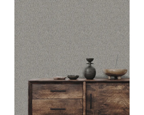Design obývacího pokoje s vzorovanou tapetou a dřevěnou komodou