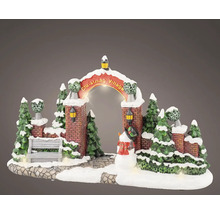 Osvětlená vánoční dekorativní scéna s obloukem, stromy a sněhulákem