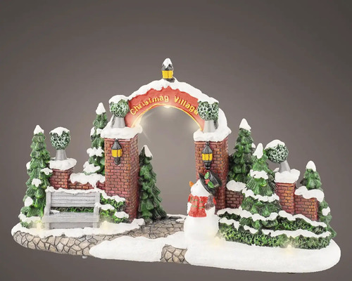 Osvětlená vánoční dekorativní scéna s obloukem, stromy a sněhulákem