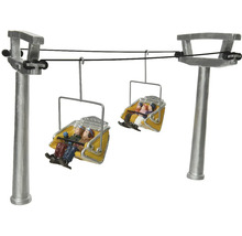 Miniaturní dekorace lyžařského vleku s gondolami a figurkami pro vánoční dekoraci