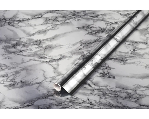 Dekorační fólie se vzhledem mramoru srolovaná.