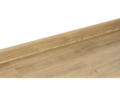 Plastová podlahová lišta kanálková Victoria/Asens 15x60x2500 mm Detail laminátové podlahy s dřevěným vzhledem.