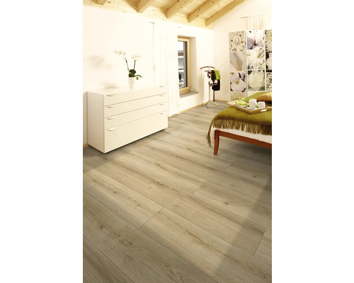 Světlá místnost s laminátovou podlahou se vzhledem dřeva, komoda a postel