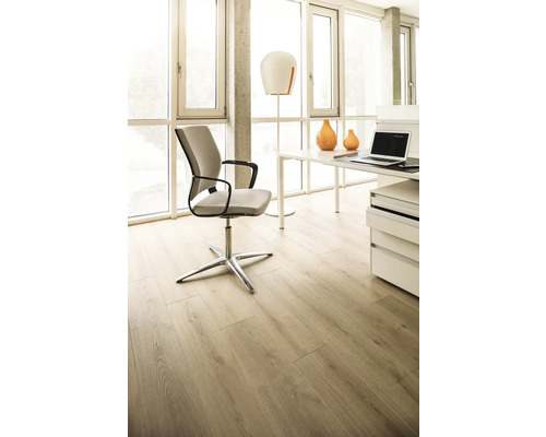 Světlá kancelářská místnost s kancelářskou židlí, stolem a laminátovou podlahou.