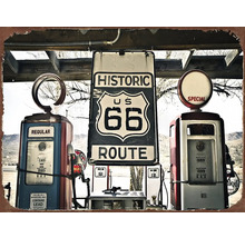 Ozdobná plechová deska s motivem historické čerpací stanice a značkou Route 66