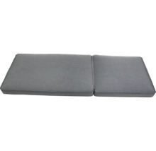 Šedá poduška na zahradní lavici z látky