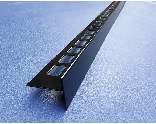 Kovová dlaždicová lišta s výřezy pro upevnění dlaždic.