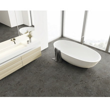 Světlá koupelna s volně stojící vanou, umyvadlem a velkým oknem.