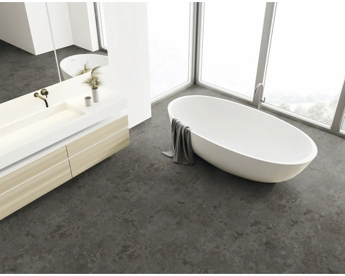 Světlá koupelna s volně stojící vanou, umyvadlem a velkým oknem.